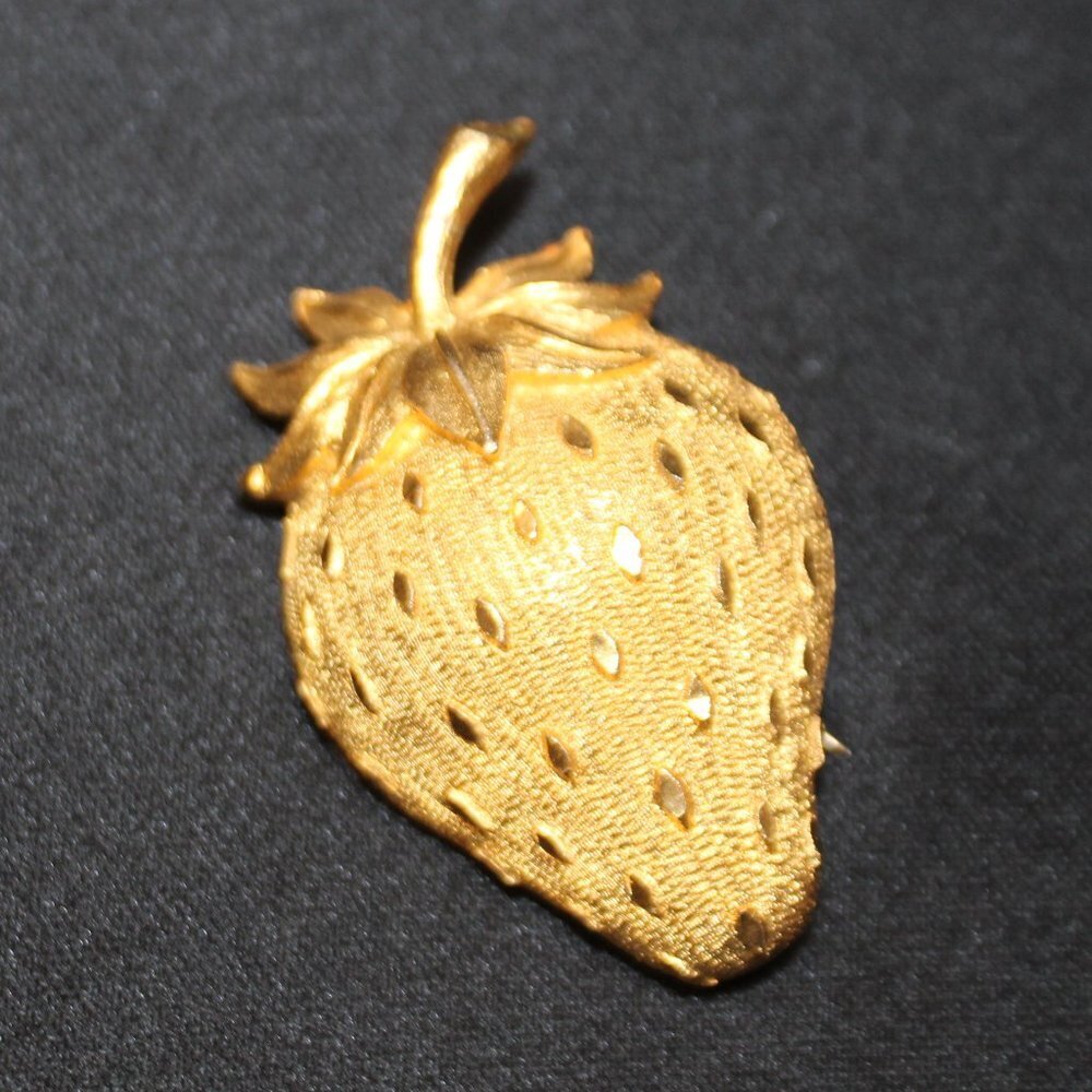 Vintage 60’s Mamselle Gold Tone Strawberry Brooch - Picture 10 of 10